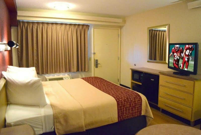 Red Roof Inn St Clairsville - Wheeling West St. Clairsville Екстер'єр фото